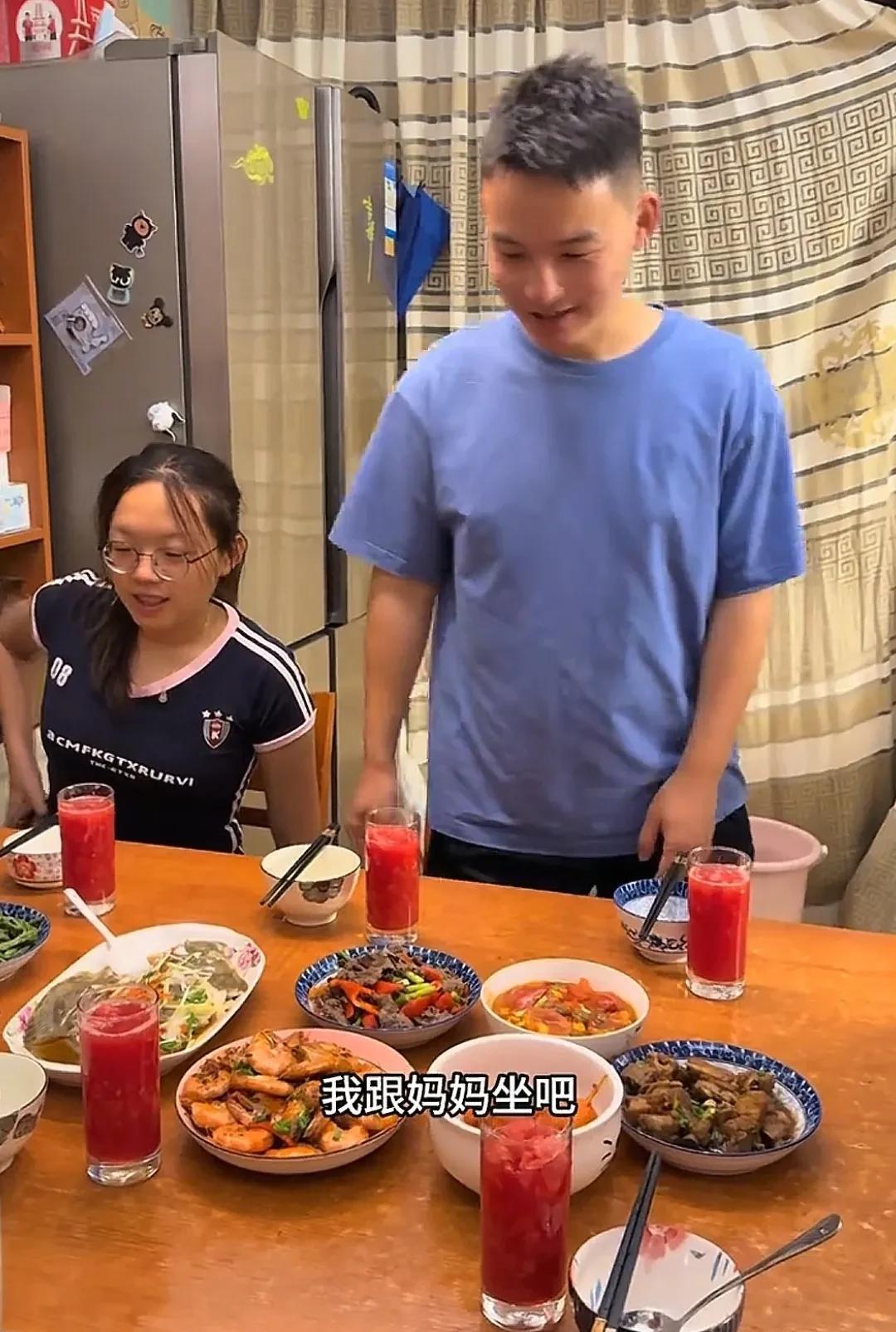 谢浩男到家之后，一家人为了迎接谢浩男假期回来，又是做大餐，又是做蛋糕……