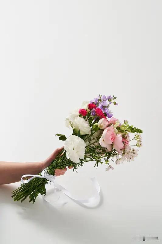 10条社会潜规则，看懂少走很多弯路1.和不太熟的人发微信，最好不要发语音