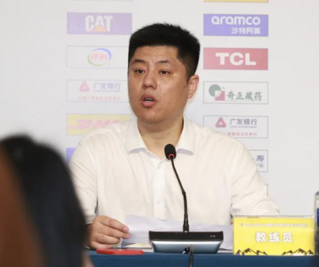 潘江指导，最后换人太迷，状态好就坐板凳？比赛进入关键的第四节，山西男篮与广厦