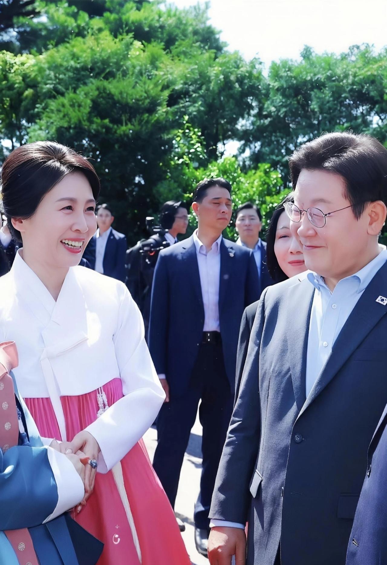 62岁的李在明，当众捏了捏妻子的手。指关节有茧，那是35年前一起摆摊留下的。