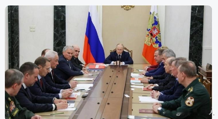 看看这开会的排面！俄罗斯这是在讨论美国的核试验问题吗？没错，俄罗斯总统普京已经