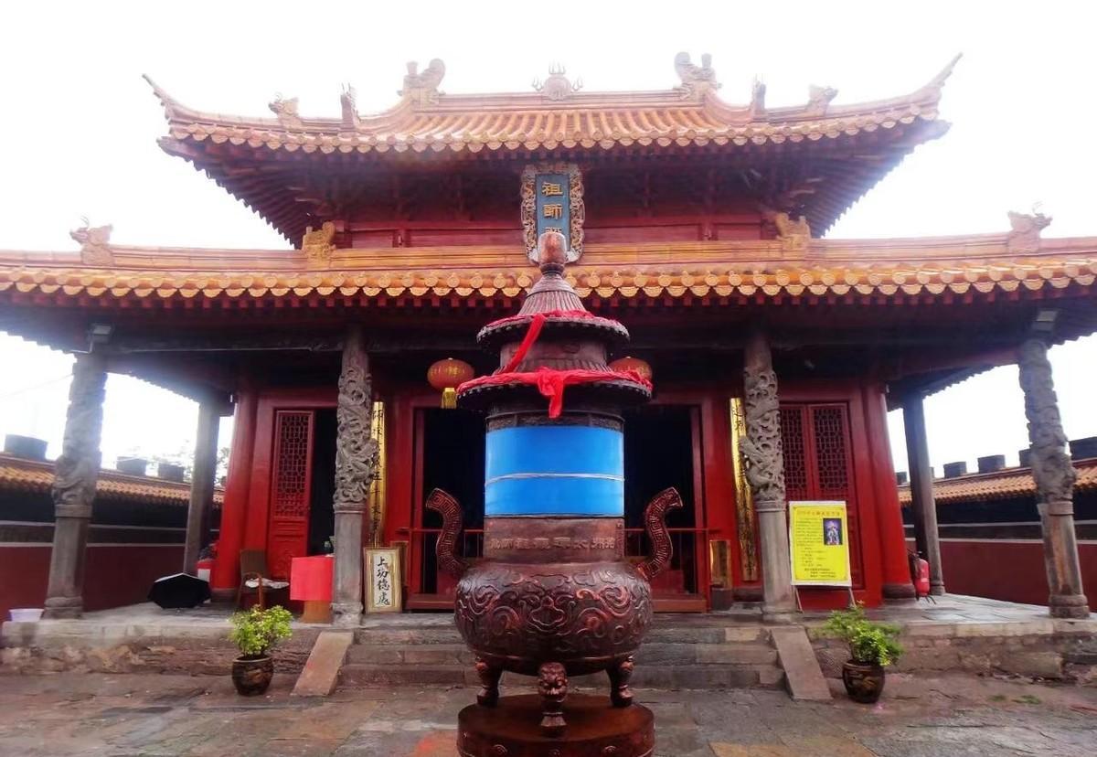 1997年12月的一天，一群盗墓贼使用炸药将位于湖北荆州古城西门外的朱棣十二弟朱