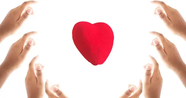 6岁姐姐为妹妹买衣获老板免单，暖心互动传递温情善意