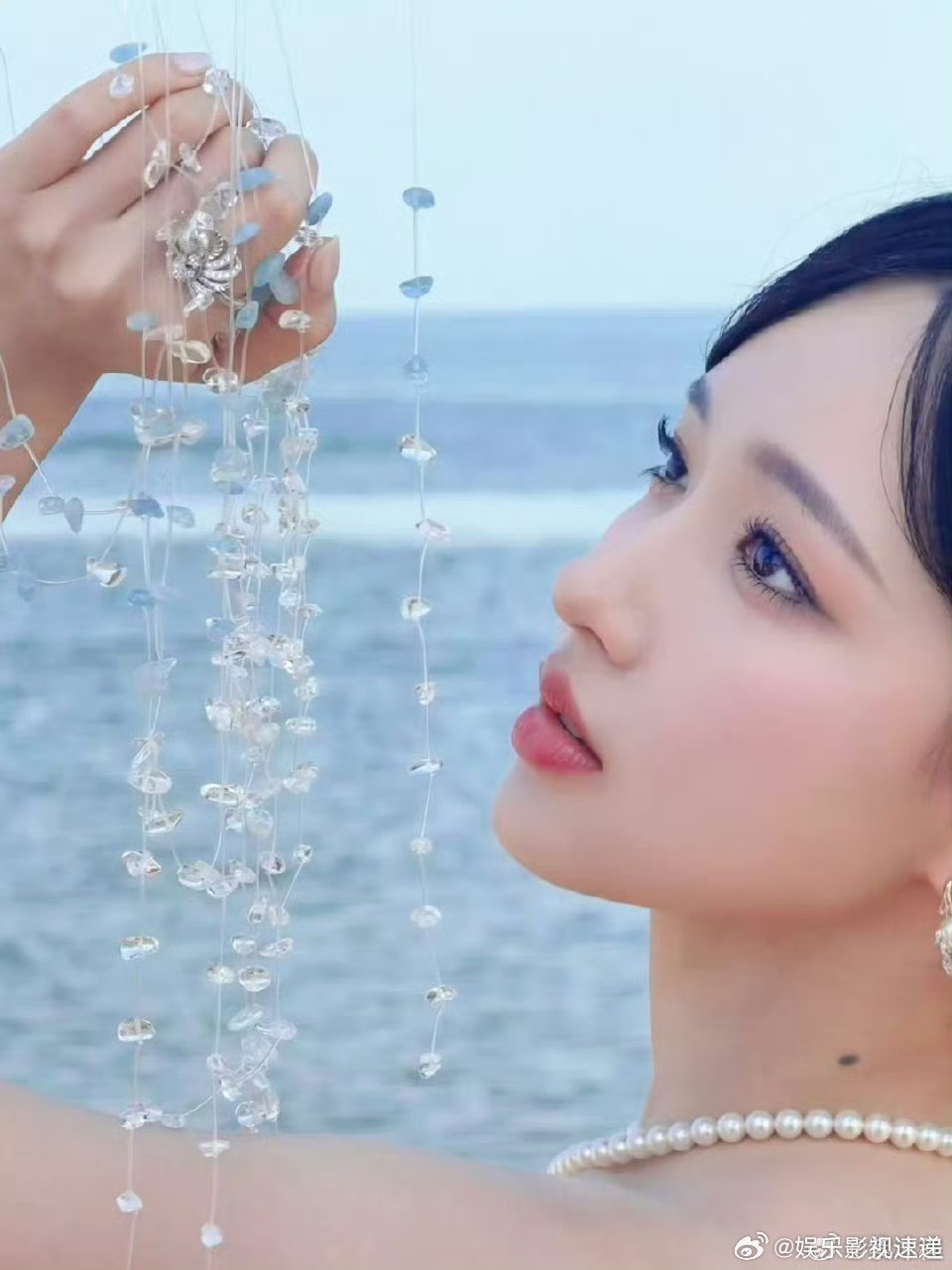 程潇海浪中盛开的黑玫瑰程潇在海浪电影周的造型确实很亮眼，黑色抹胸礼裙配上红玫瑰