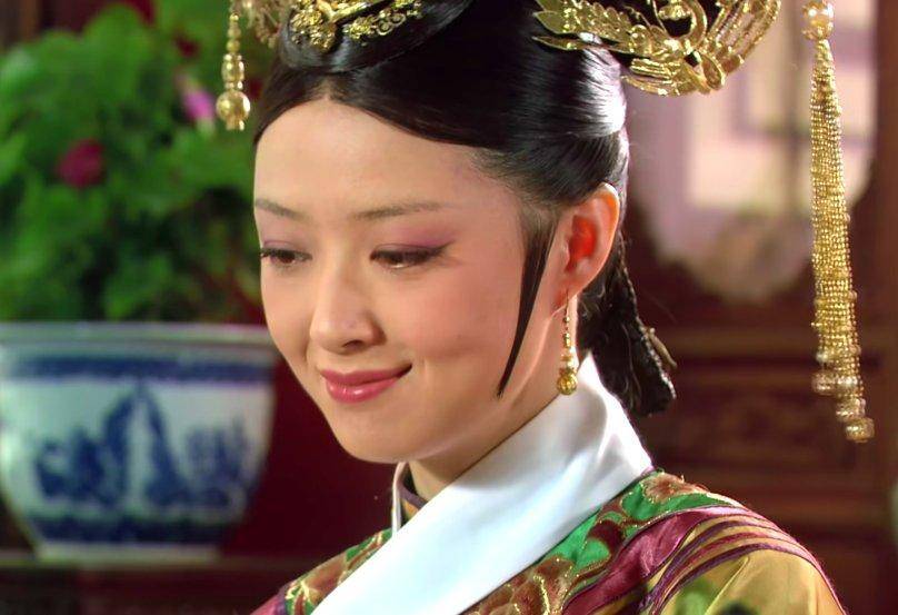 在宫廷深处一间幽静隐秘的密室里，甄嬛安静地端坐着，目光深邃且冷静如水。她对面坐着