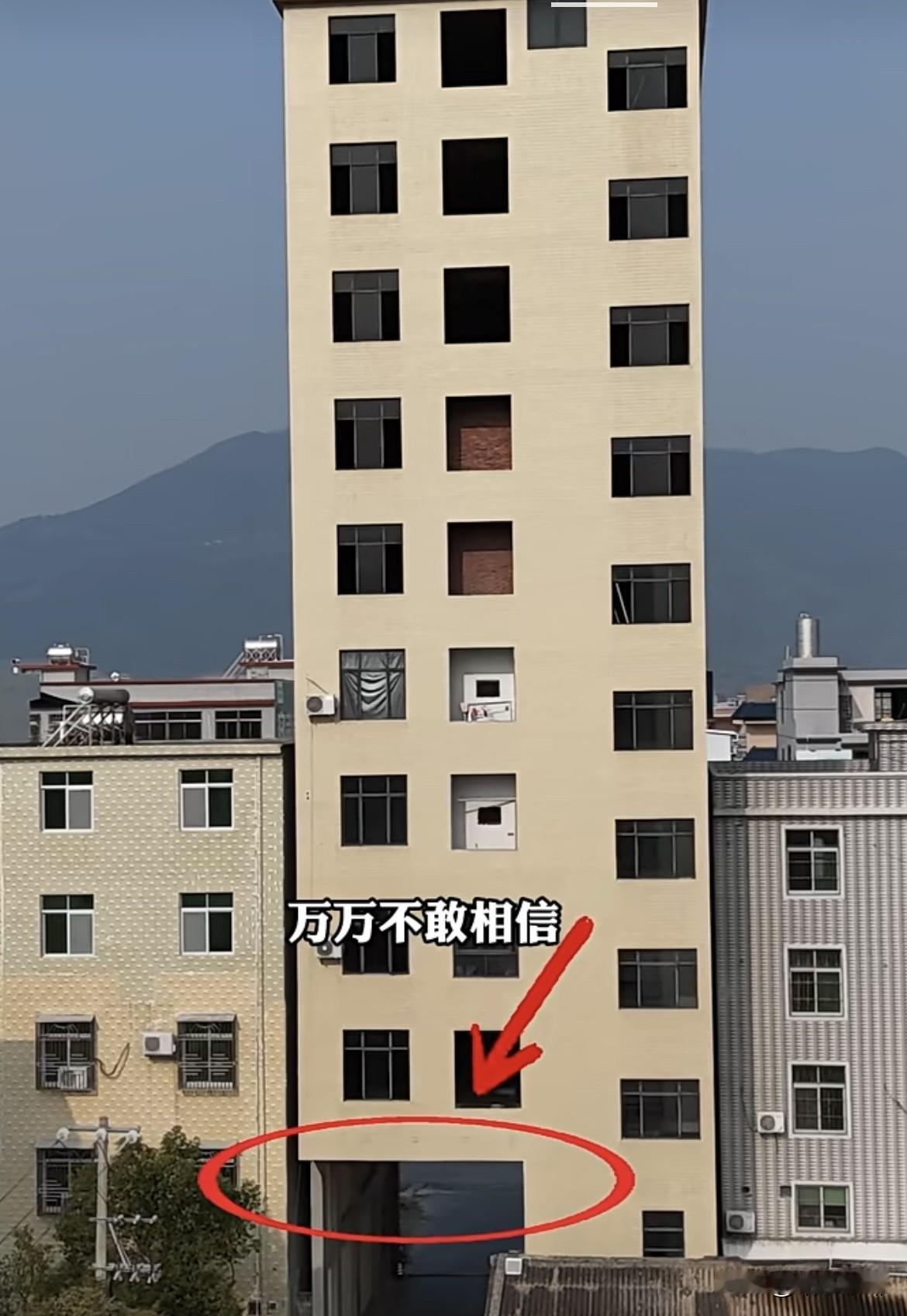 一栋10层的农村自建房🏠为了给村民出入方便，竟然把房子建成这样，这个房主格