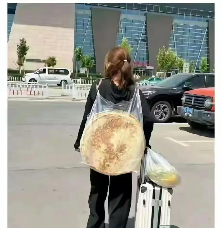 在深圳机场外，有个新疆女孩背着两个大饼走出机场，这场景让所有人都惊呆了。要说这新