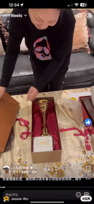 什么叫笑着但是眼里都是悲伤？看大S妈妈就知道小S更新社交动态，她把金钟奖杯送