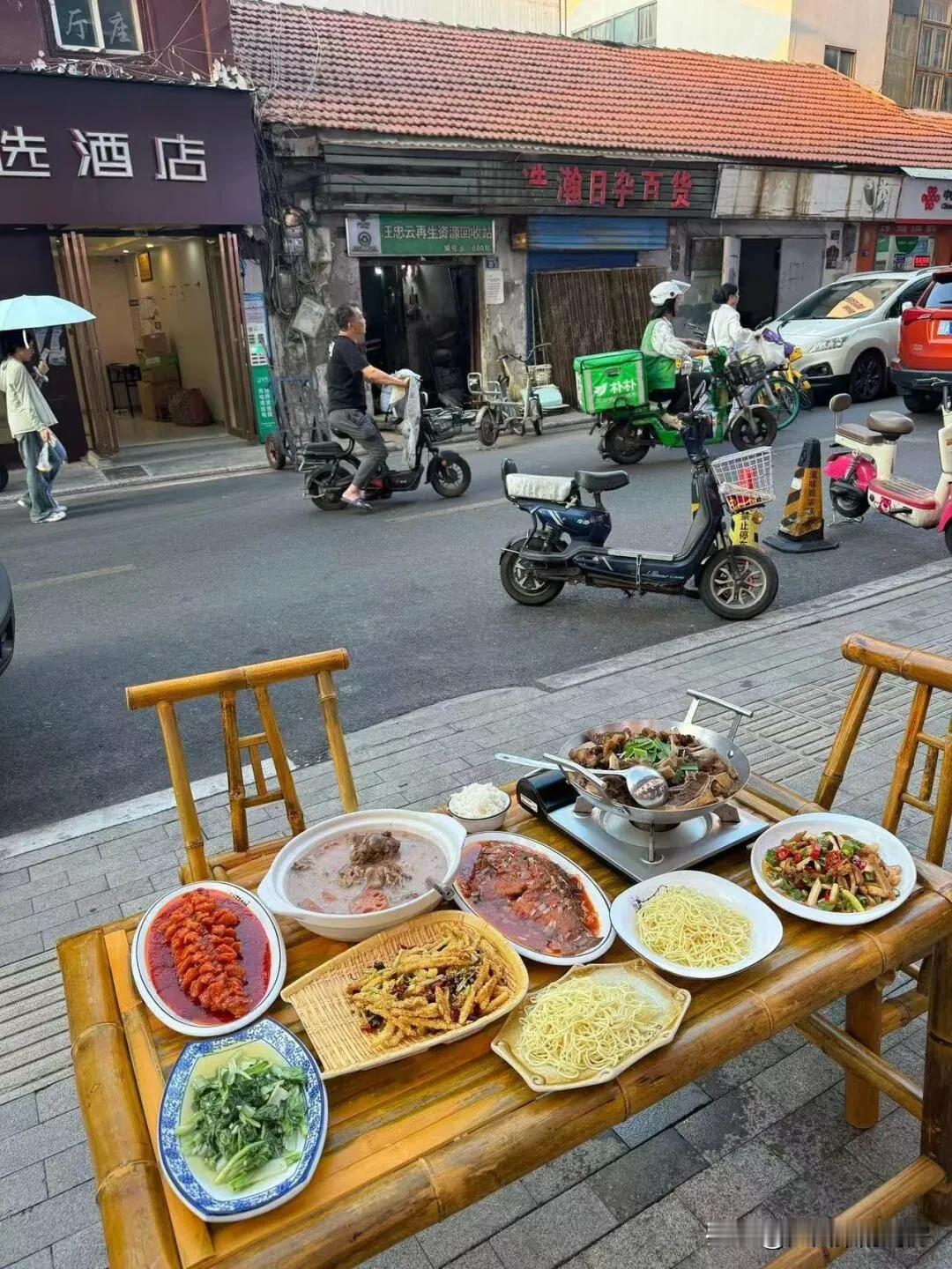 牛骨头火锅和热干面，绝配的吃法你试过吗？🍲大家好！今天想跟大家分享一个超级棒