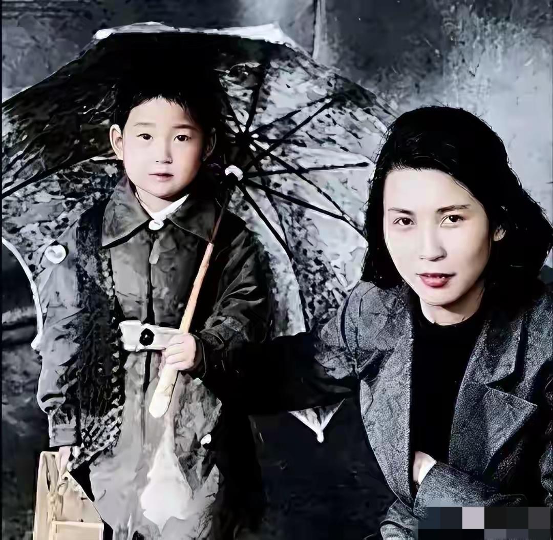 1940年，贺子珍与4岁女儿在莫斯科的合影，看哭无数人，她首先是母亲