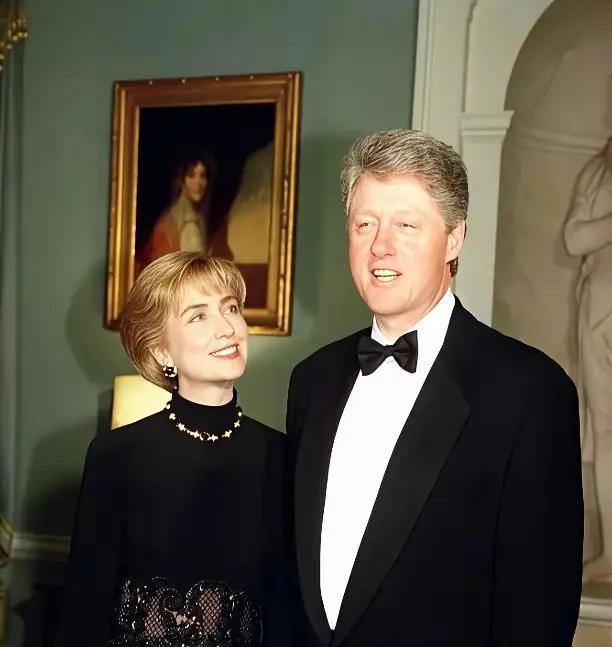 都说“大难临头各自飞”！在希拉里和克林顿身上，怕是看不到了！他们的爱情势均力敌