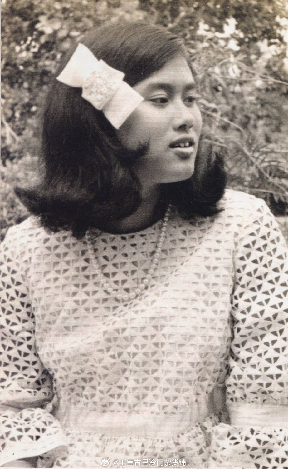 王室王室泰国王室诗琳通大婶过生日，一些老照片翻新。看见一些营销号说大婶没戴过王