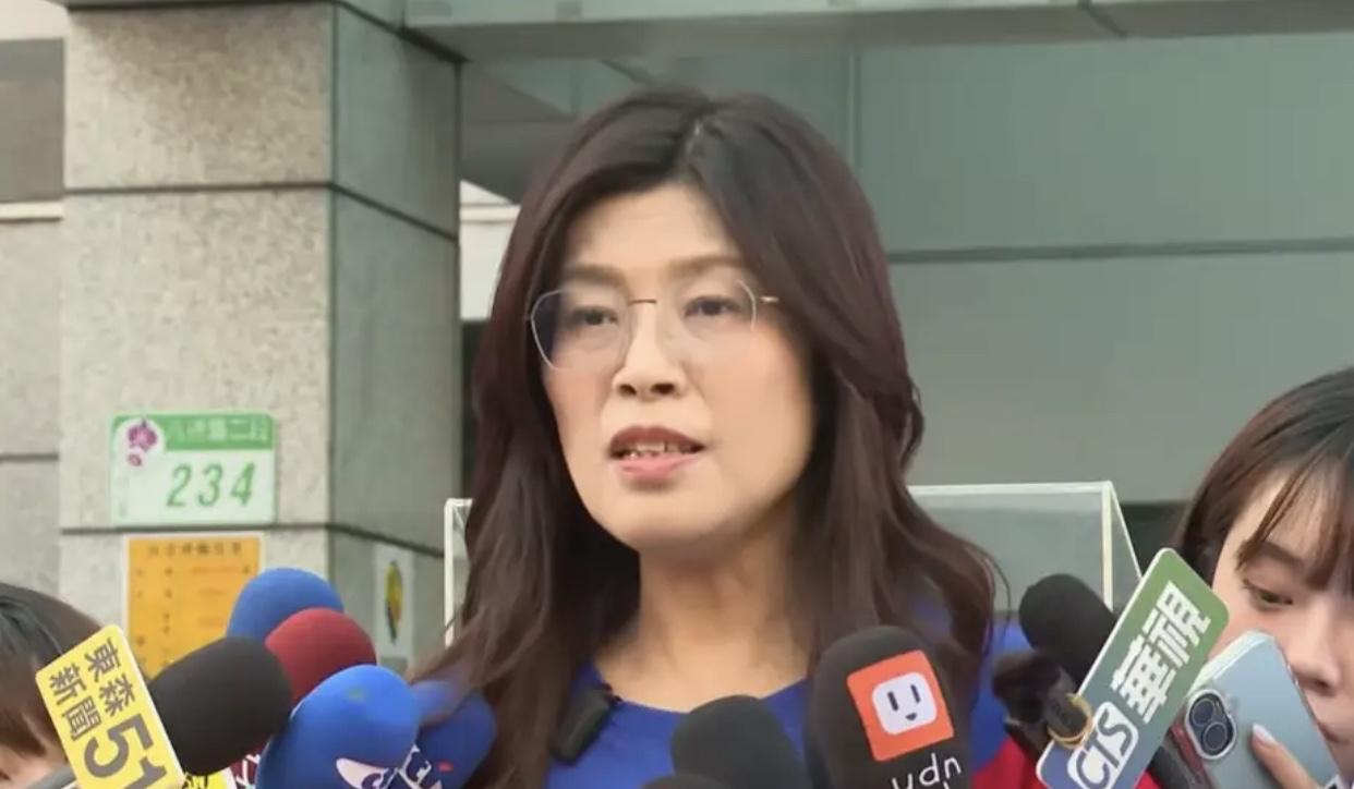 国民党新掌门郑丽文直接放话：若民众党两岸立场跟民进党一个样，蓝白合作基本凉凉！这