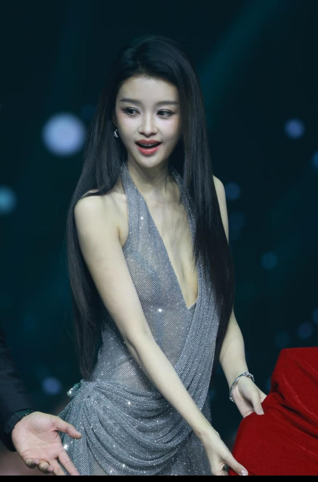 就她这长相和气质随便找个男友都得比前夫哥好看吧！其实让我说，我也怀疑当时她跟前