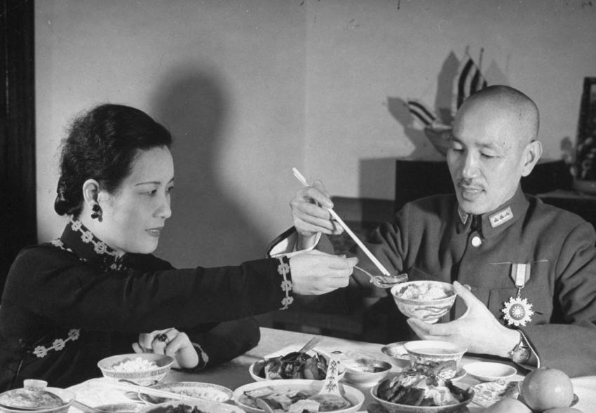 1916年，一个日本护士在东京生下了一个男婴。孩子的亲爹不敢认，因为怕老婆。孩子