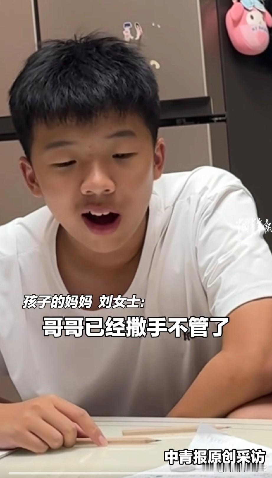 原来人在无语的时候真的会笑。初中生哥哥辅导小学生的妹妹作业，这是一道乘法应用