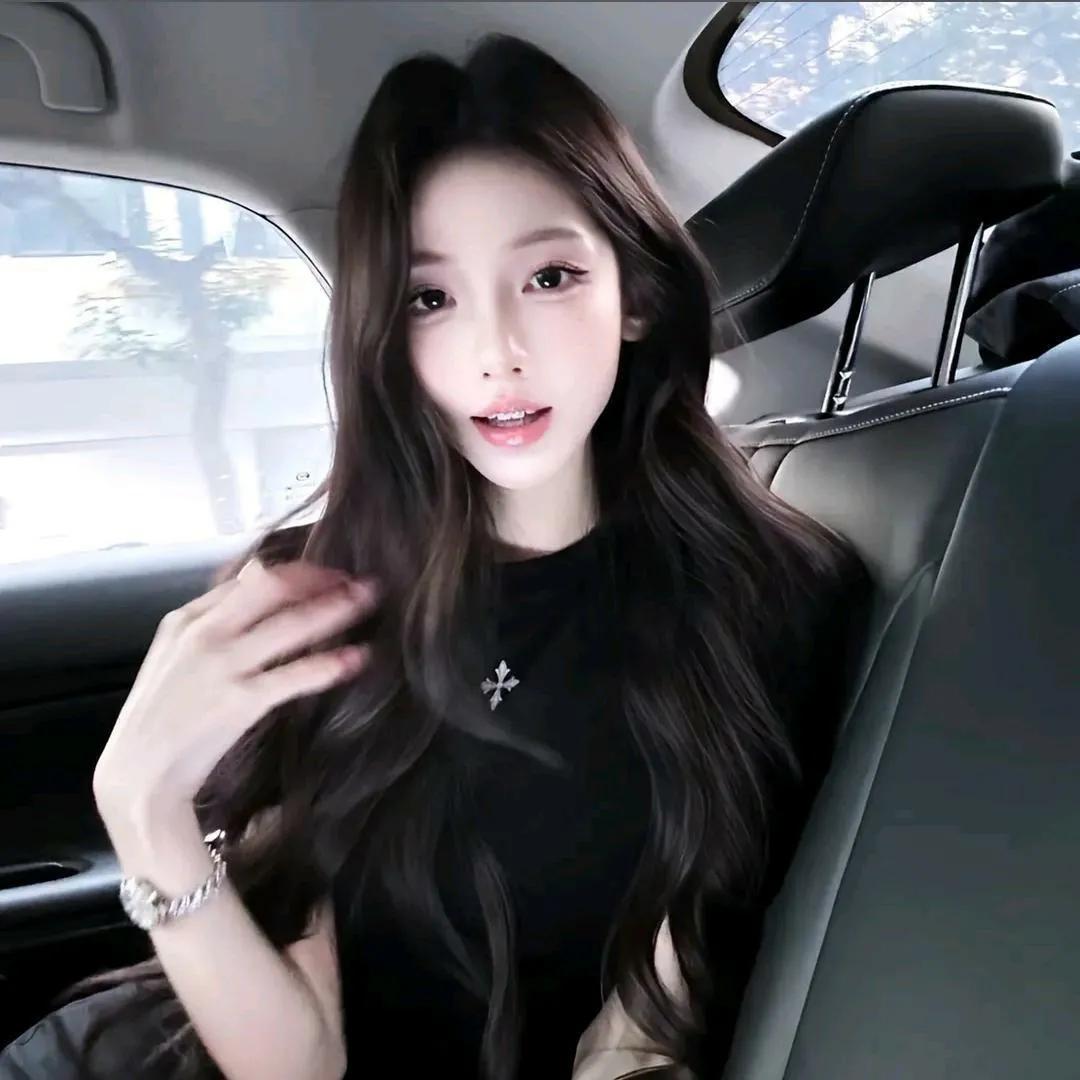 车内自拍，甜美少女，温柔可人精致少女自拍车后座自拍车内的美女车室内自拍车