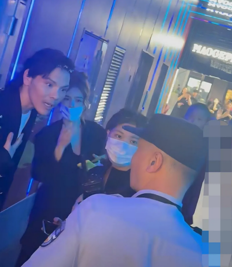 明星向左杭州逛街被要求报备