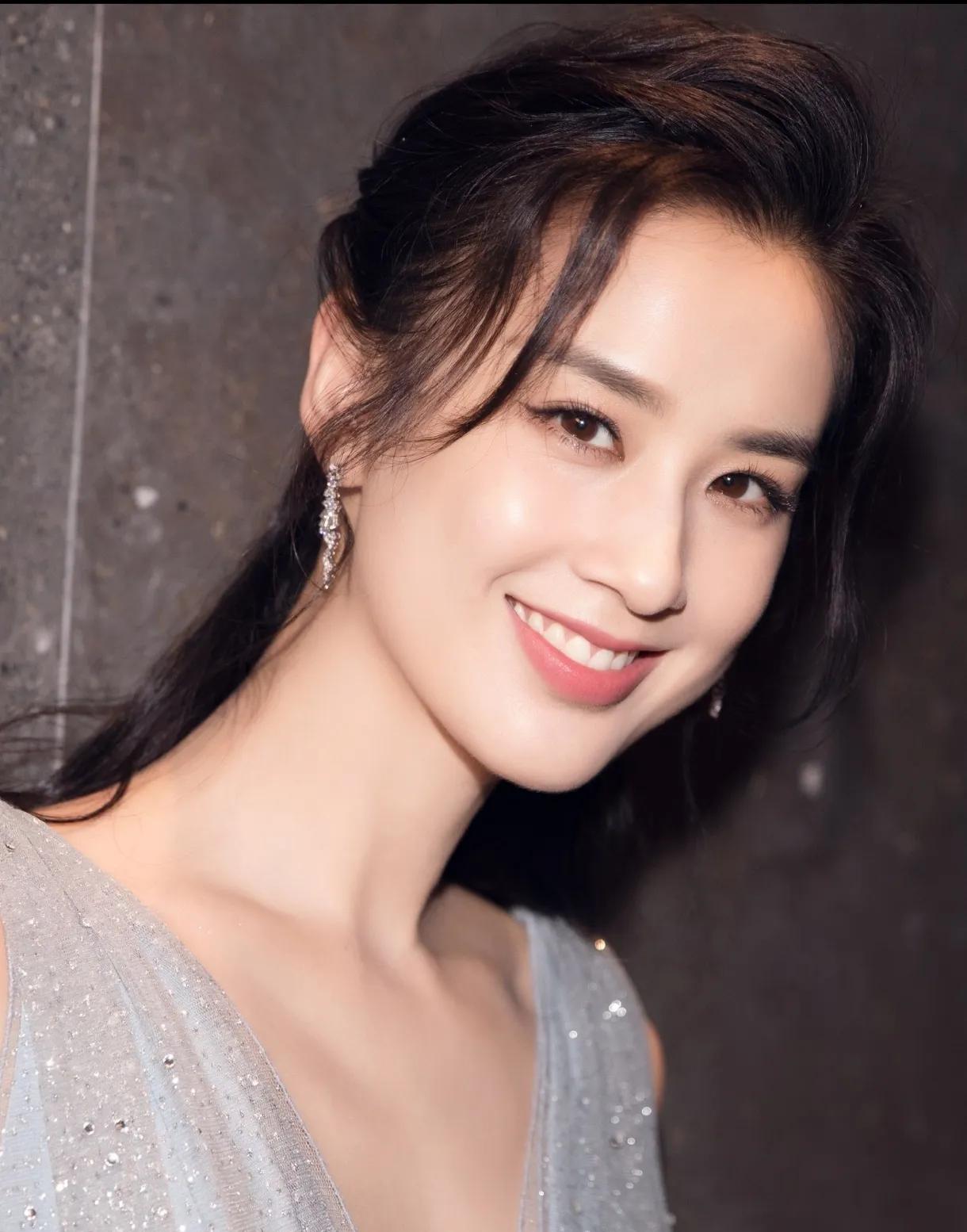 终于知道为什么黄圣依不出来拍戏了，原因很简单，不是没戏拍，也不是挑剧本，而是