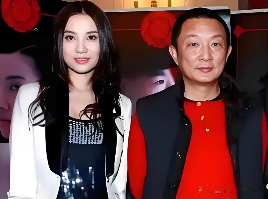 2007年，50岁的导演张黎爱上了27岁的宋佳，为了抱得美人归，他马上和刚生完孩