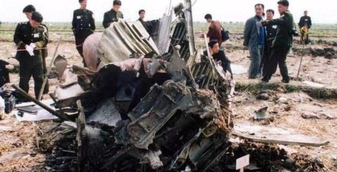 1994年，西安一架飞机起飞不到十分钟突然解体，160名乘员无一生还。紧接着人们