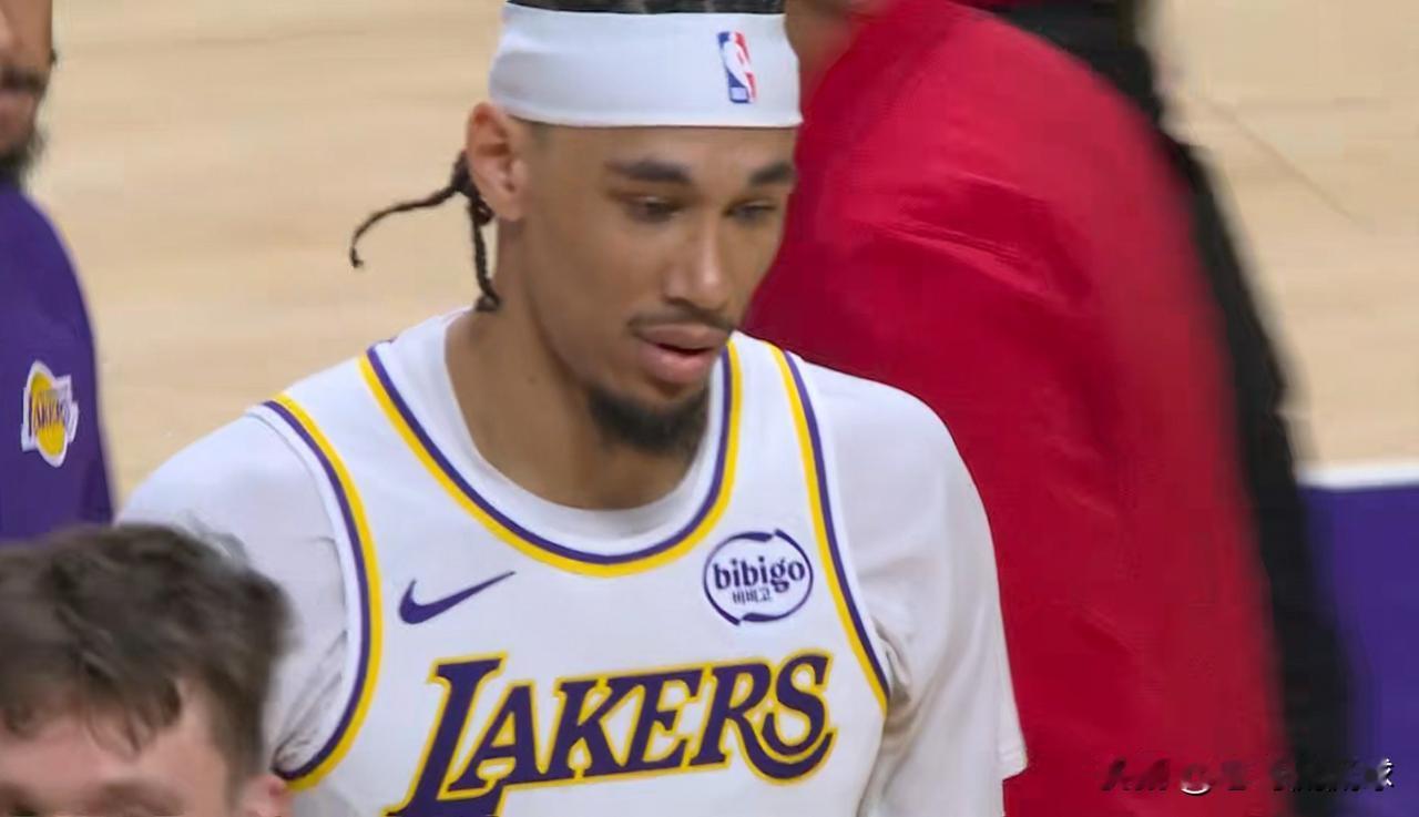 湖人中锋海斯不愧是NBA新晋的“饼皇”！在今天湖人主场以133：121击败鹈鹕的