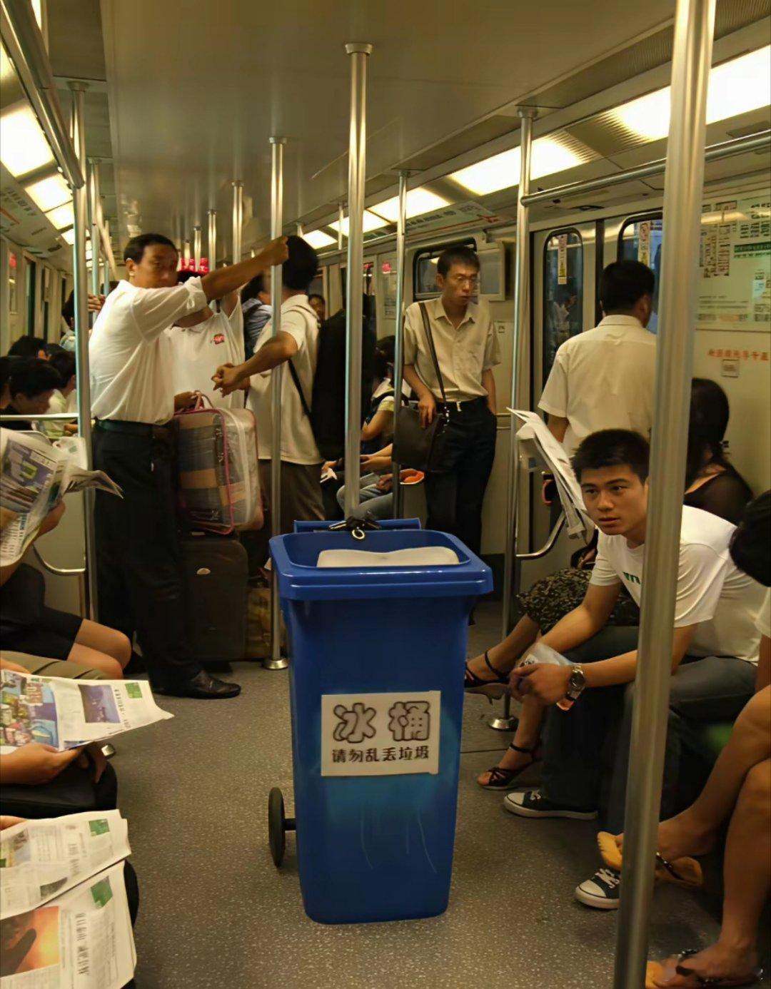 2008年上海地铁用冰桶物理降温没有智能手机的时代，大家都在低头看报纸。
