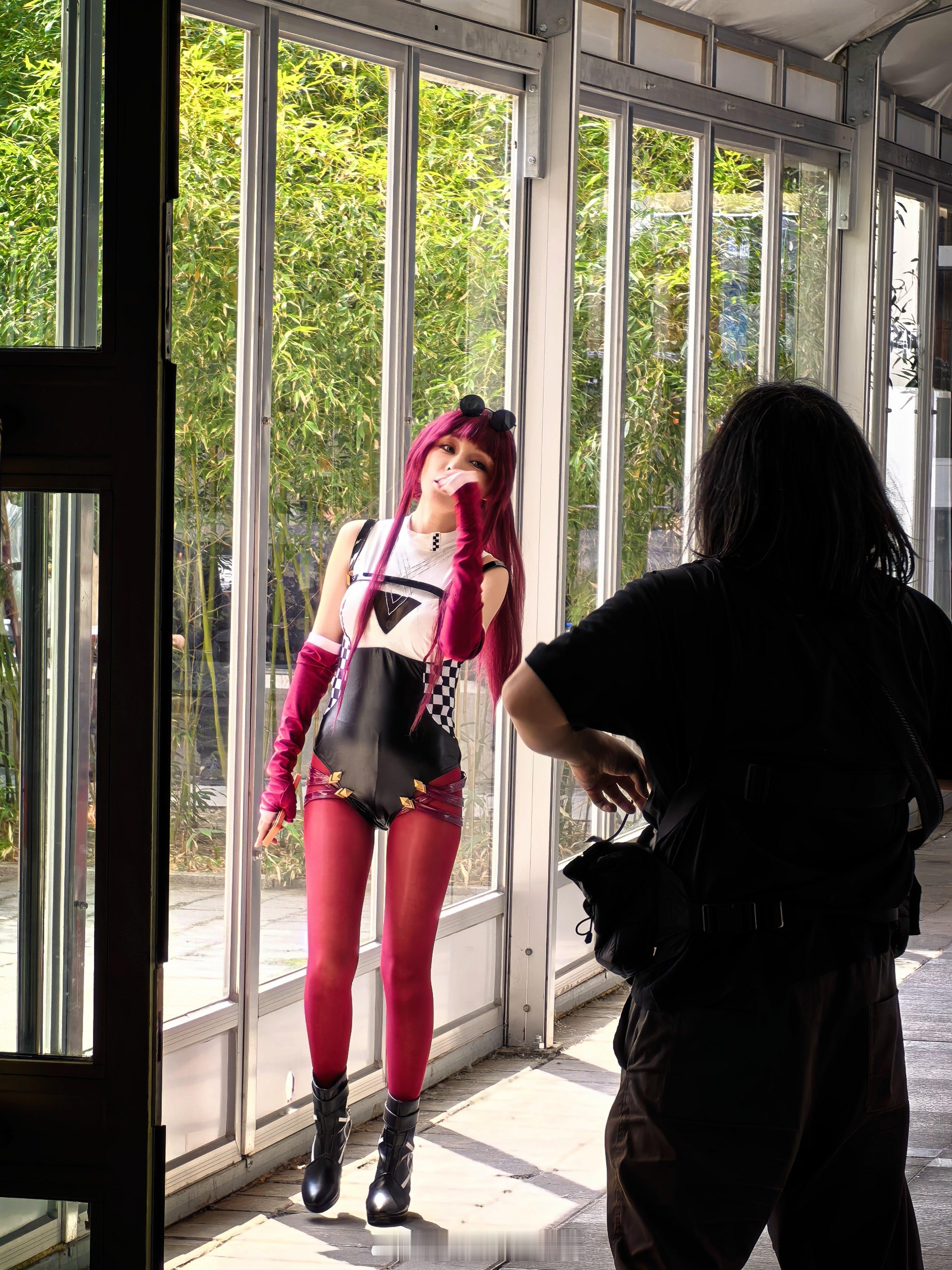 大家有认识的吗？这小姐姐是谁啊？我憋着脸红拍了几张，镜头感太强了北京·中国国际