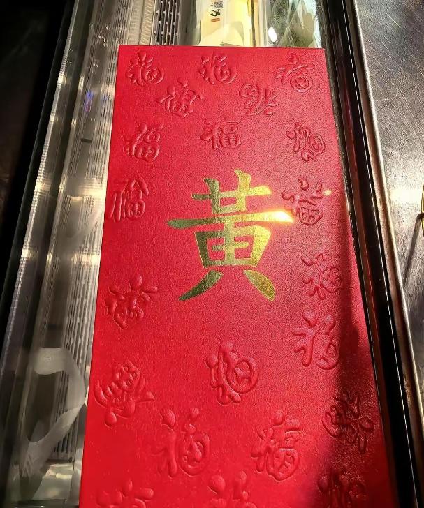英伟达创始人黄仁勋逛小店被免单，反手递出600元签名红包，这事看着是日常小事