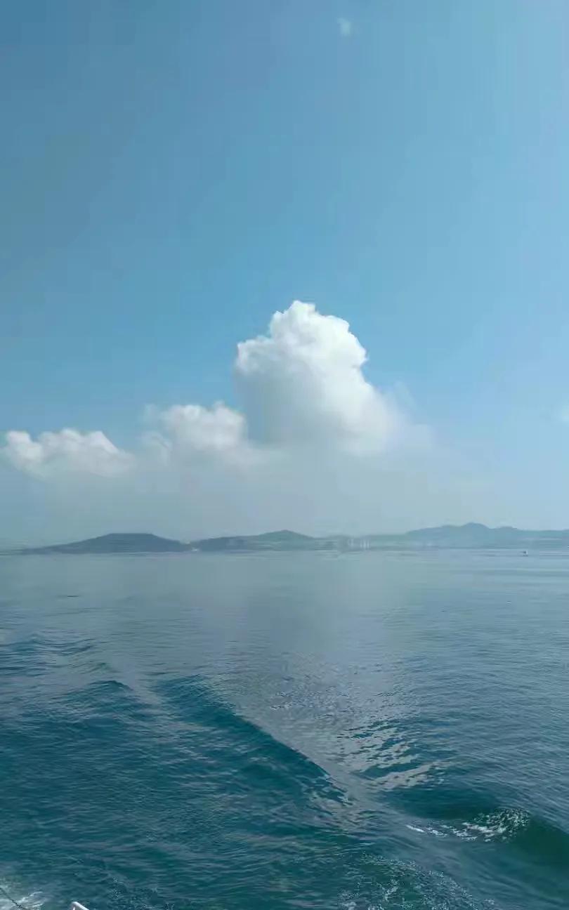 闺蜜昨天约我去山东烟台看海，跟团去三日游，说实在的我想去，这辈子还没看过大海呢，