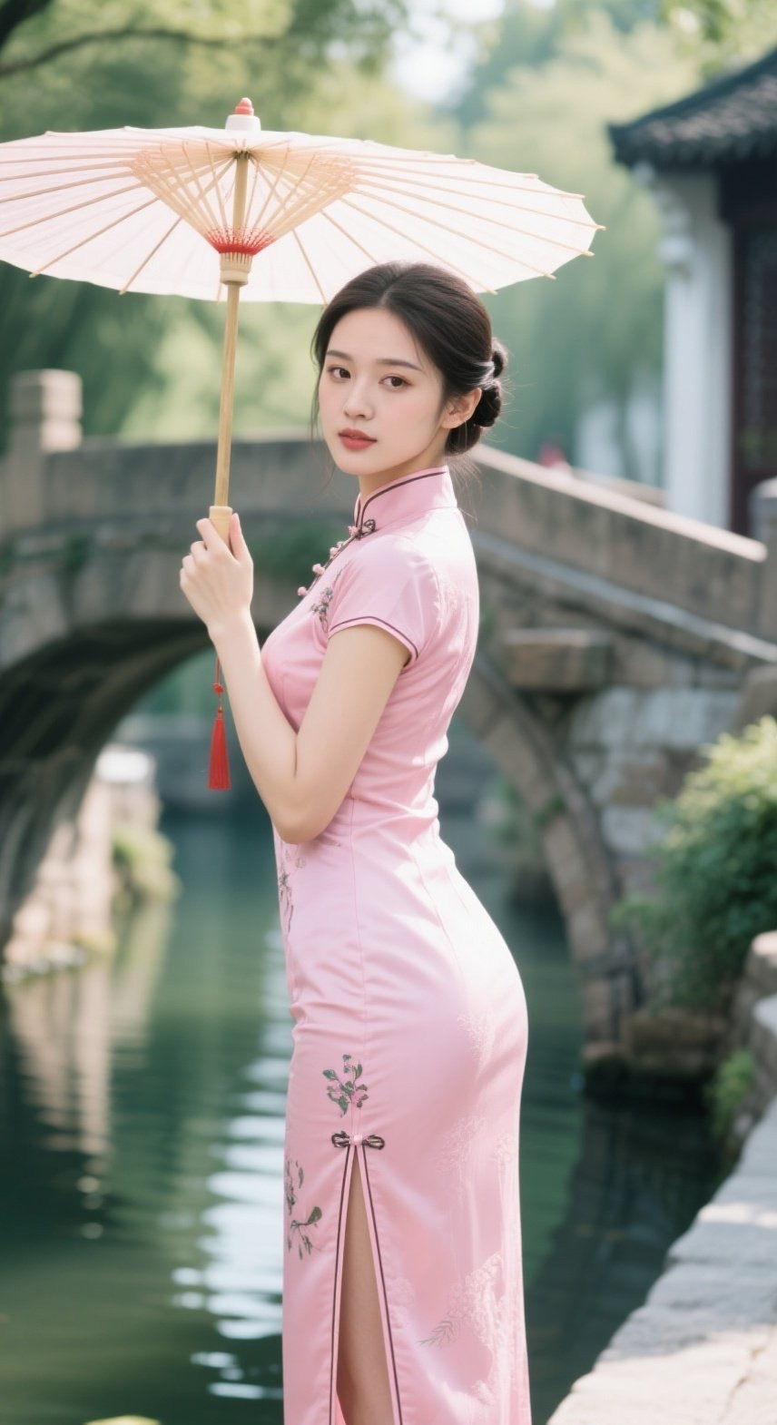 古典丽人旗袍裹身，红唇微启风情万种