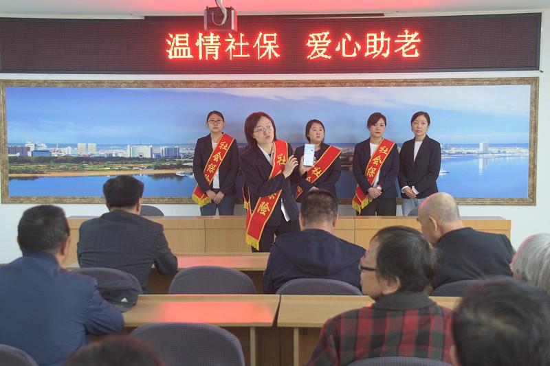 40年中级八档，退休待遇8520元；35年副高七级，7860元。中级反超副高66