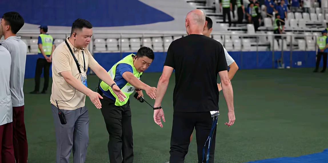 上海海港主教练穆斯卡特赛后踩踏上海申花队徽的行为，引发球迷强烈不满。特别好奇，