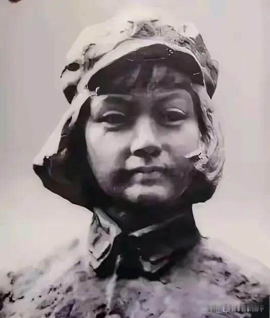 1929年，朱德正和妻子睡觉，突然十几个敌兵破门而入，大喊：“谁是朱德！”危急时