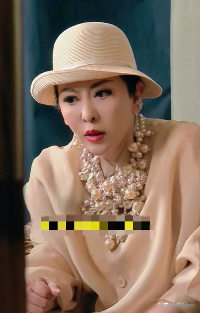 同样是给儿子办婚事，向太直接甩出19世纪的古董王冠，说“儿媳我选的”，张兰却只能