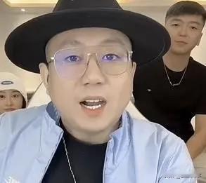 王小源不敢与4864掰手腕！王小源看到粉丝扣字提议与48