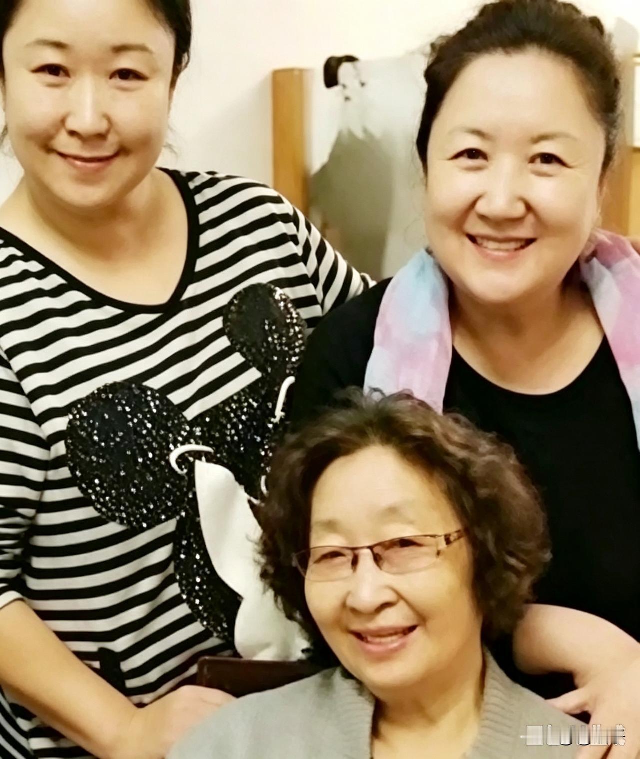 老人家很长寿，活了93岁，也是得益于养了两个懂事的女儿，大女儿赵玲琪、小女儿赵珈