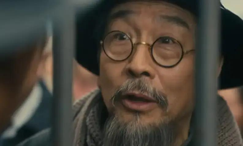 八千里路云和月里张家太有钱。南京大宅子上海租界房随便拿。万福去武汉买船票