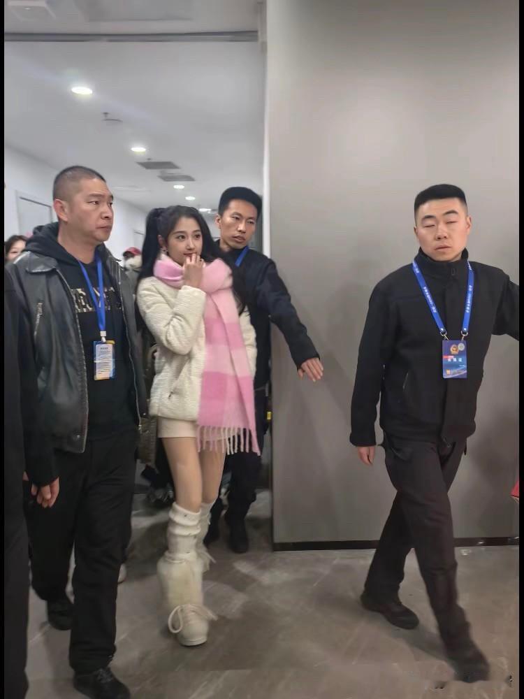 这次关晓彤终于穿对了，感觉她不适合那些华贵的礼服就适合这种私服的感非常邻家小