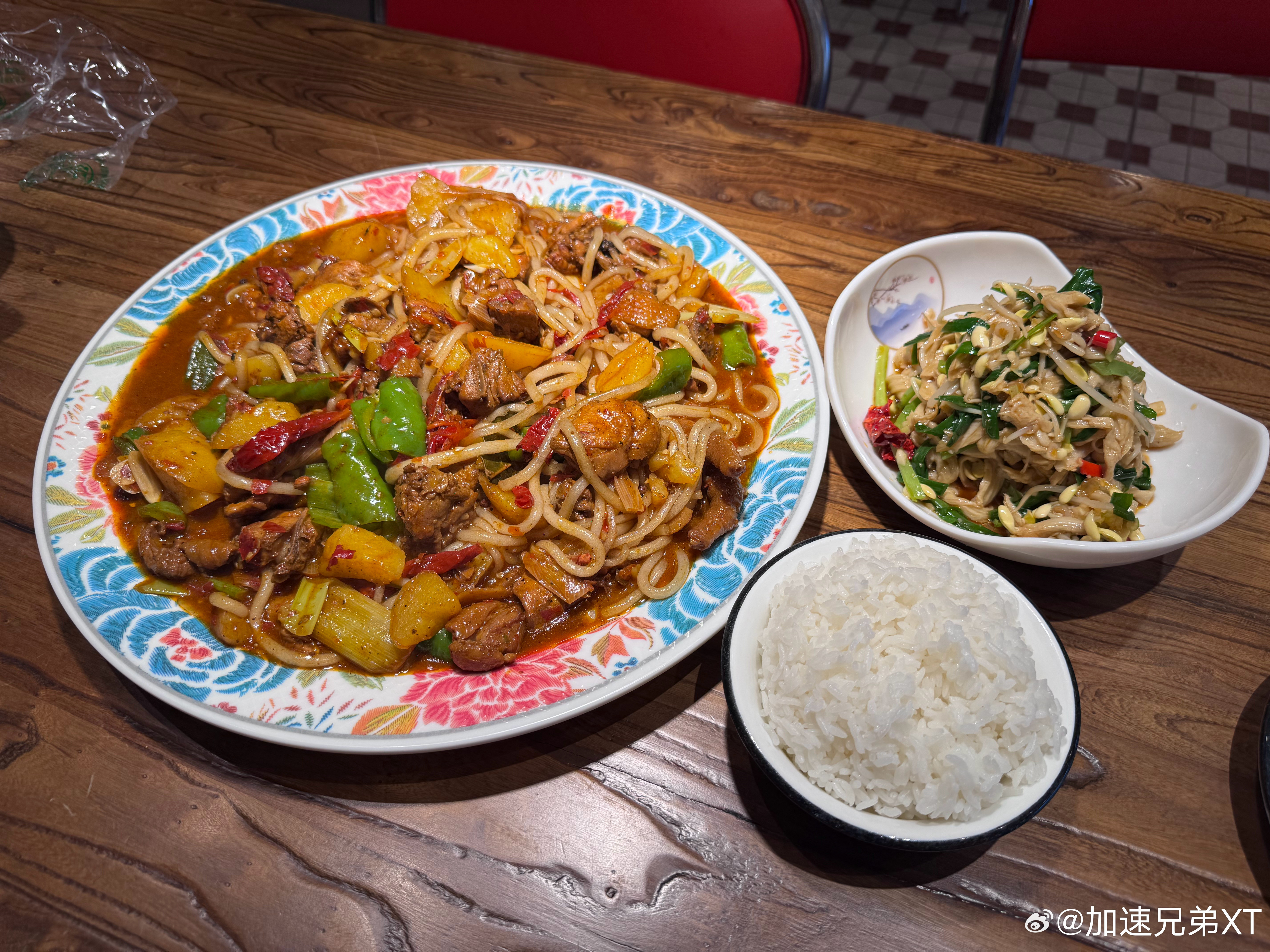 昨天晚上去吃了粉条大盘鸡！点餐的时候，觉得小份可能不够吃，打算点个中份，服务员阿