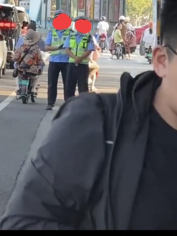 今天，被大哥一句话整笑了！王大哥去赶集，回来时路口来了巡查交警，骑车不戴头盔的