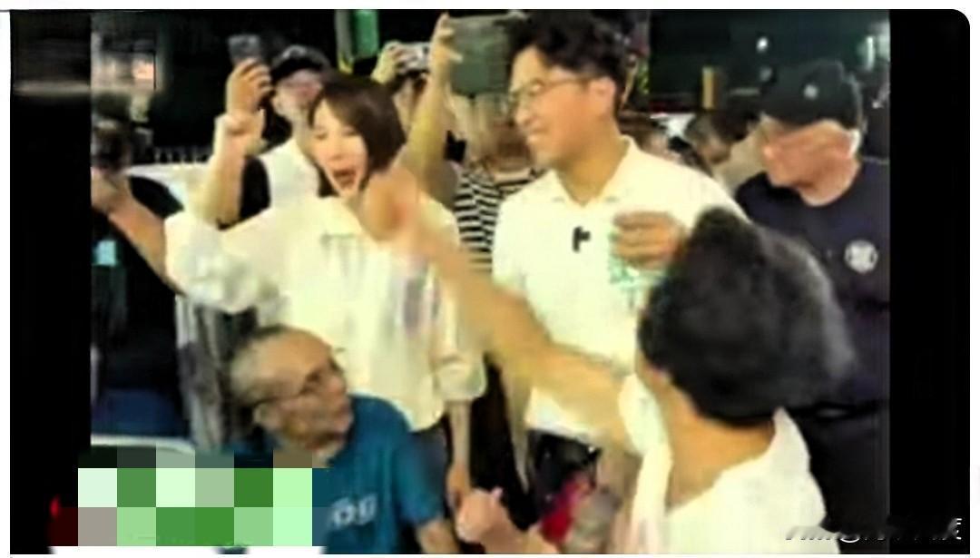 蒋万安台上致辞，沈泊洋母秭会台下喊“沈伯洋冻蒜”，绿媒不以为耻反以为荣称蒋万安民