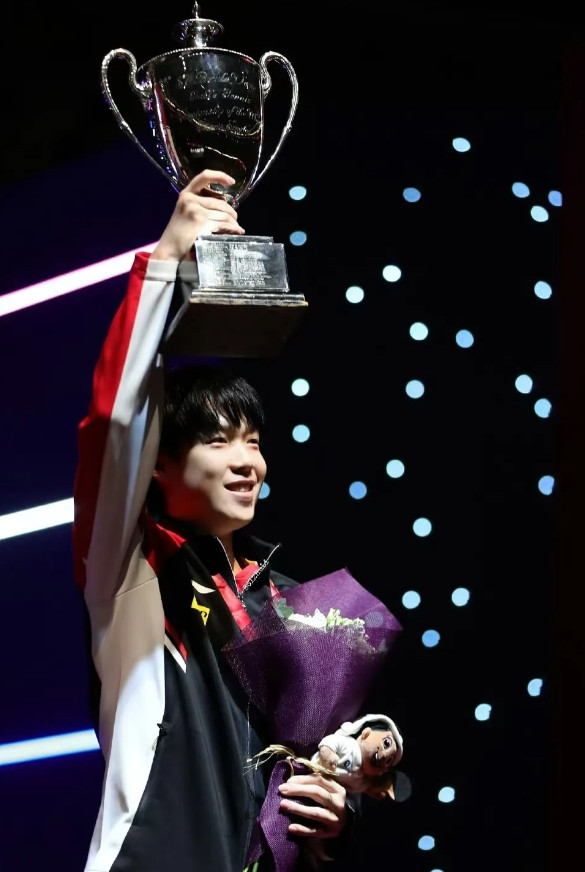 王励勤啊王励勤，这次我真要好好夸夸你了，刚一上台，连铁树都开花了，不管你能承