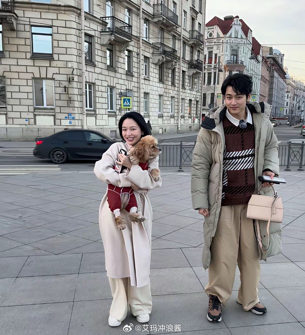 43岁的金莎和小19岁的未婚夫孙丞潇现身俄罗斯街头啦！这画面简直甜出天际，就像偶