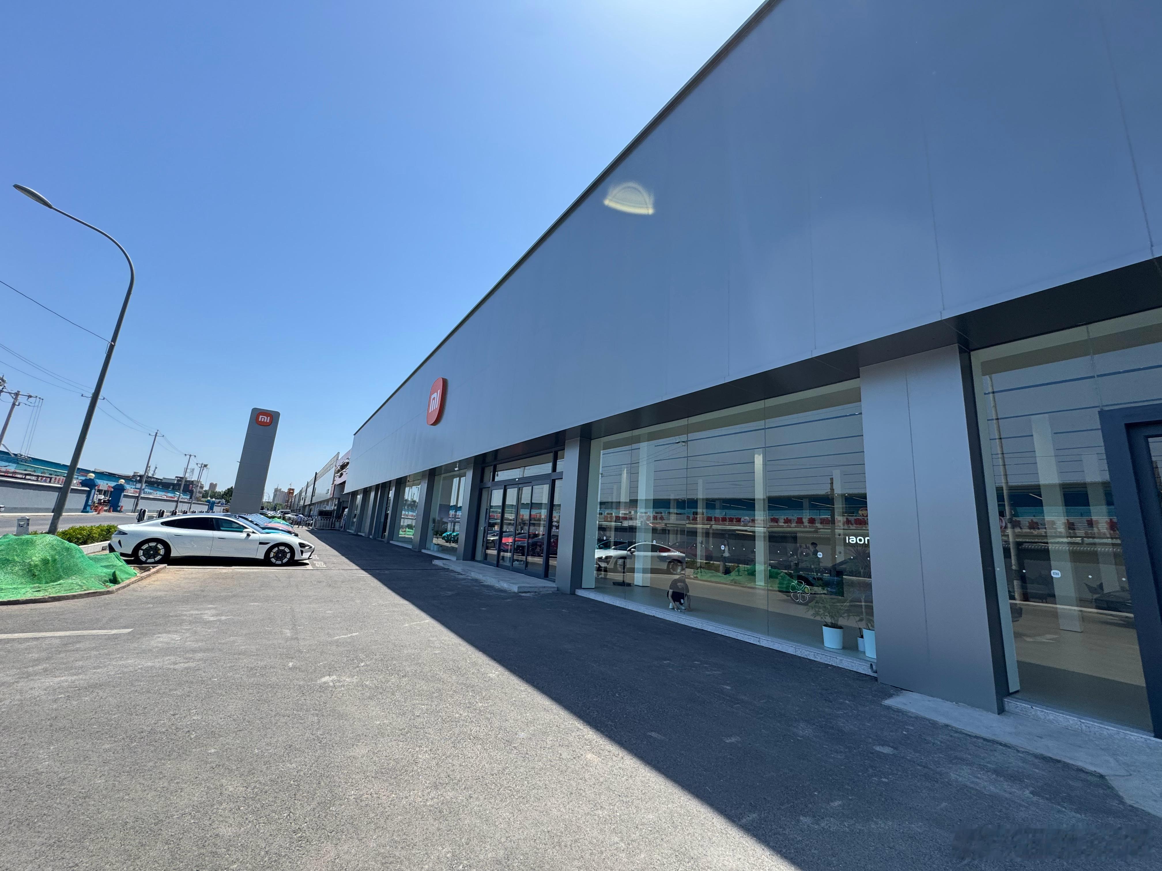 路过小米中国最大的2S店，看了下YU7。实车要比图片中好看点，但也有人觉得车侧和