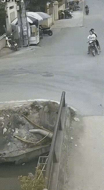 再也瞒不住了，修炼了多年的真功夫终于有了用武之地……只见三个小伙子共骑一辆小毛