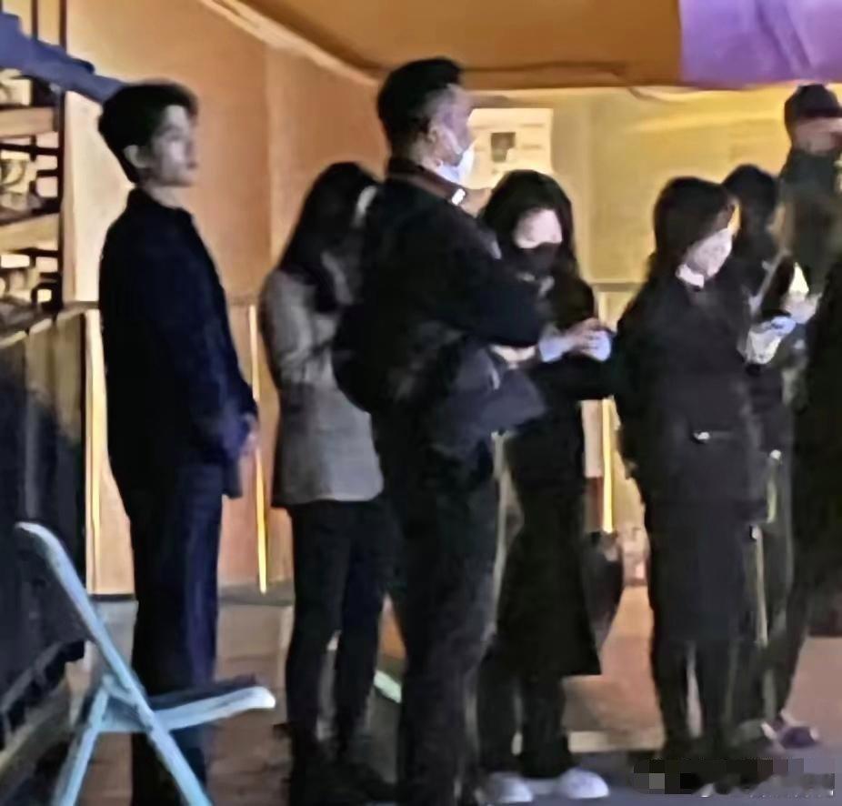 肖战真的是挺刚一个男的昨晚的微博之夜，他全程没有进内场入座，领奖的时候还在台上谈