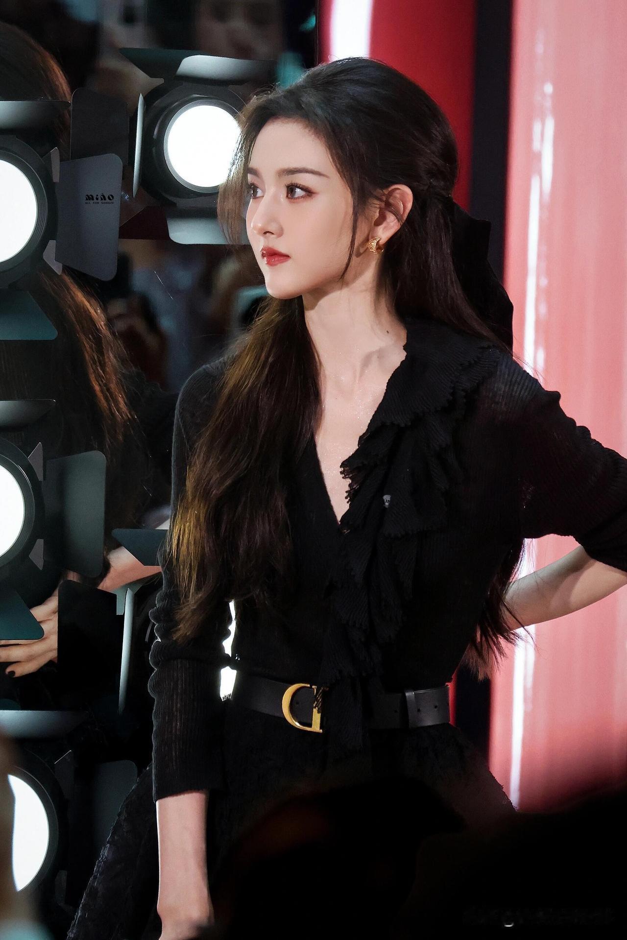 《宋祖儿：黑裙红唇里的“疯批美人”氛围感》宋祖儿这场迪奥活动造型，把“破碎