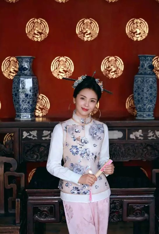 刘涛佩戴福州“三条簪”，穿刺绣马甲，极具中式韵味的造型十分吸睛。​​​