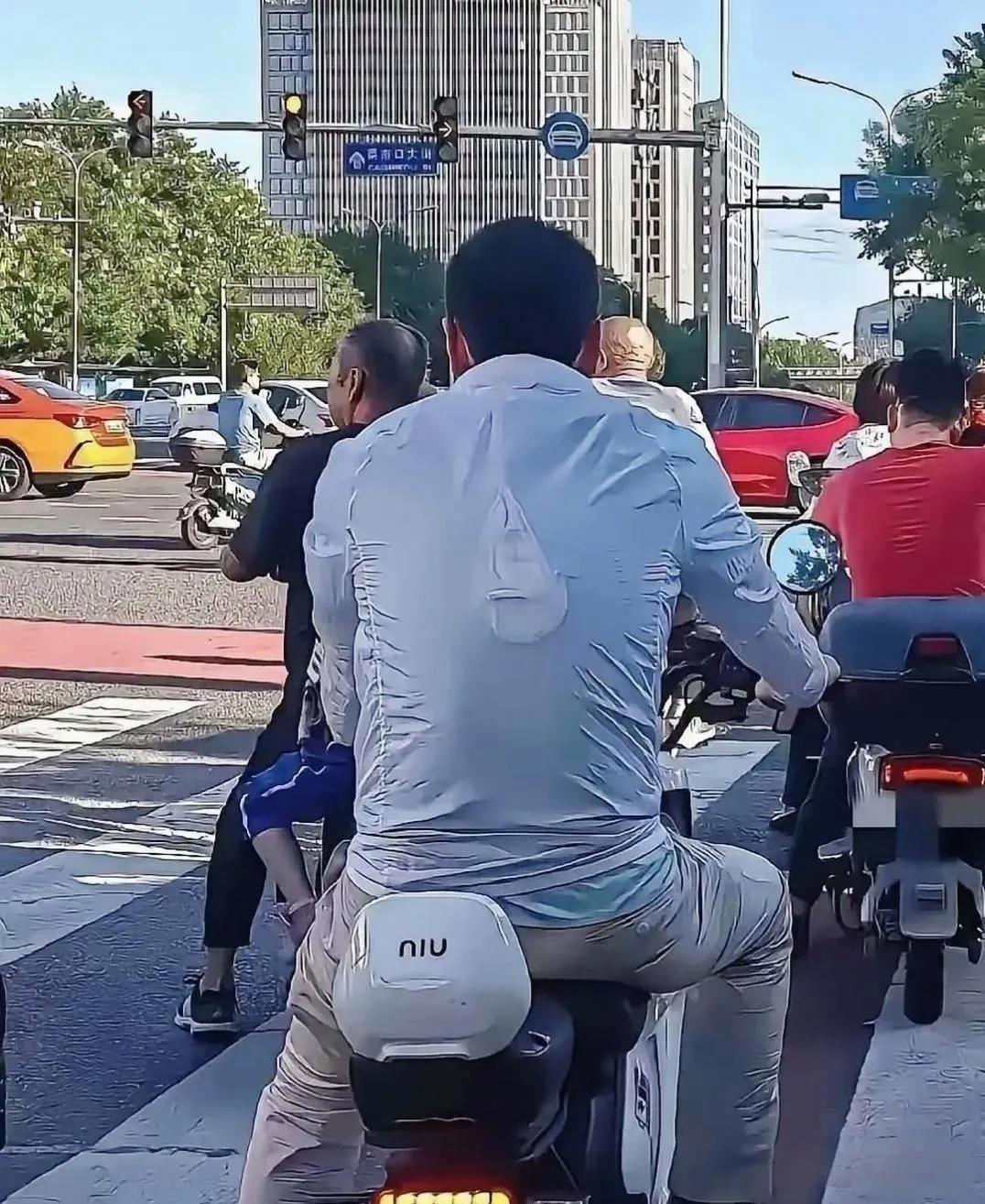 上班路上看到的，总觉得这哥们儿的衣服有点不对劲？